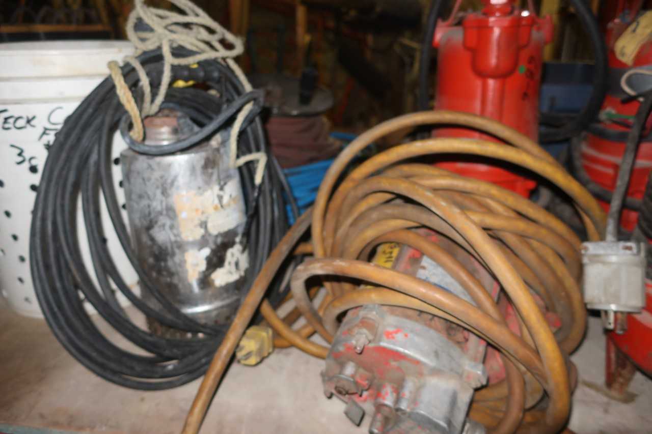 LOT OF ASSORTED SUBMERSIBLE PUMPS - PUMPS