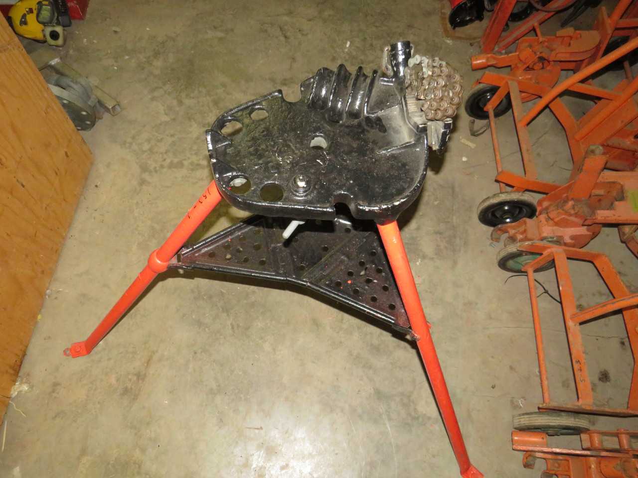 RIDGID 450 TRISTAND TRIPOD CHAIN VISE 1/8" TO 5" - ELECTRIC POWER TOOLS
