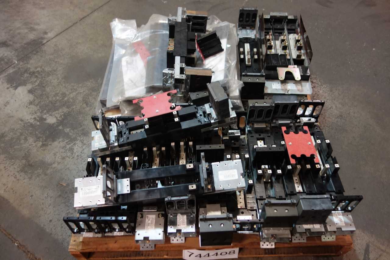 1 PALLET OF ASSORTED CIRCUIT BREAKERS, CONDUCT BAR SPLICE COVER- GENERAL ELECTRIC, CONDUCTIX - CIRCUIT BREAKERS