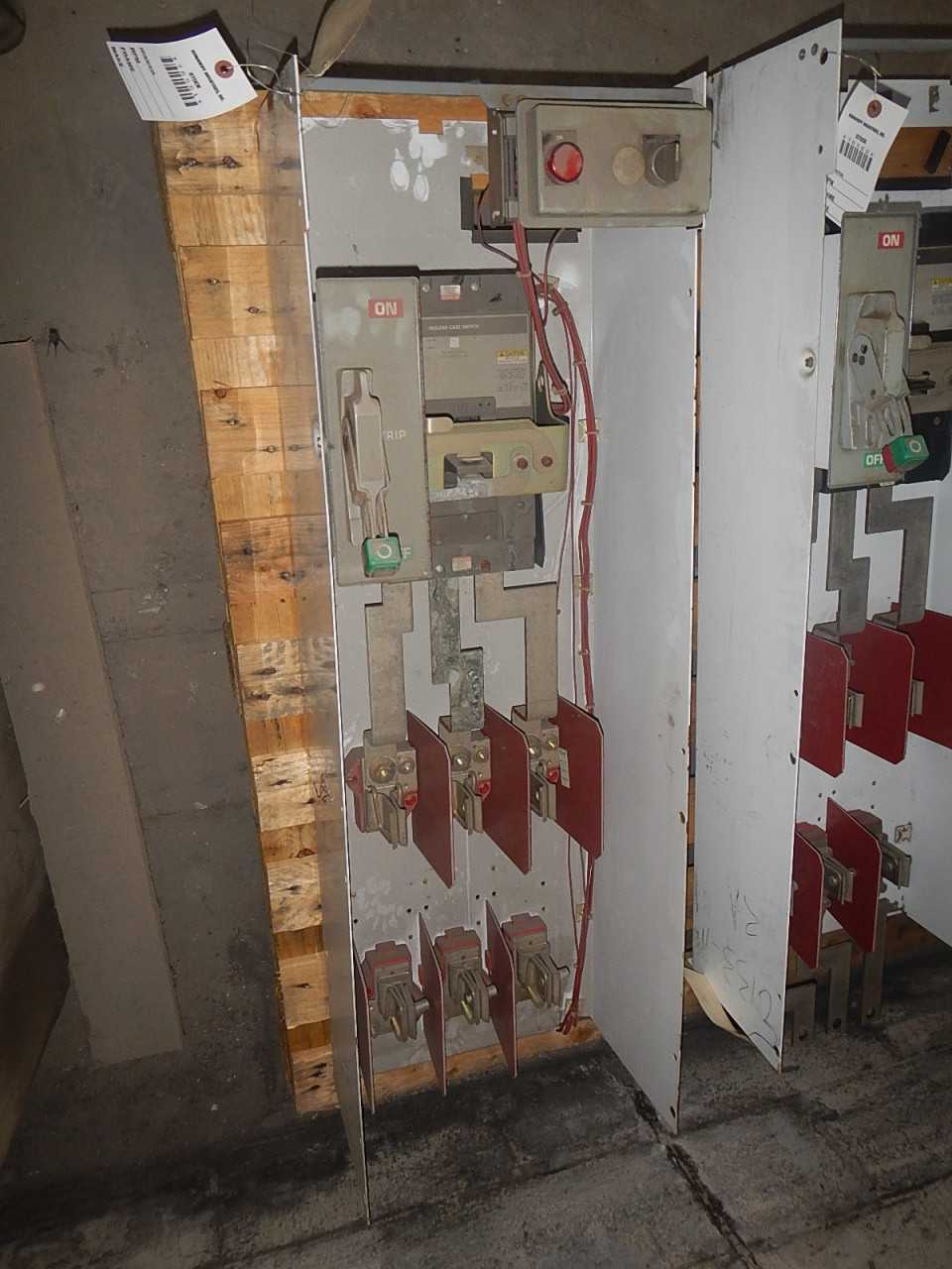 400 Amp Square-D Molded Case Switch - CIRCUIT BREAKERS
