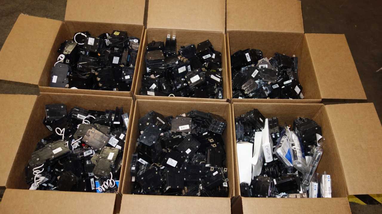 1 PALLET OF ASSORTED EATON QUICKLAG MINIATURE BREAKERS - CIRCUIT BREAKERS