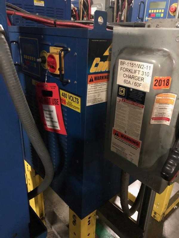Hyster 5000# Electric Lift Truck (Model E50Z) - SN_G108V04217C, comes with Douglas Battery (Model #085DL-21) and Power Designers 20 KW ORC Charger (Model #PH-FC-20KW) - SN_2205020306 - Good condition - FORKLIFTS