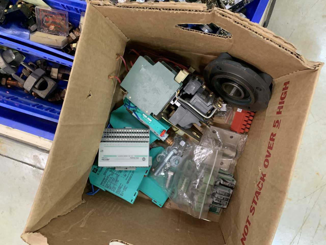 PALLET OF ELECTRICAL AUTOMATION PARTS ALLEN-BRADLEY, SIEMENS, PUSH BUTTONS ETC. - ELECTRICAL COMPONENTS
