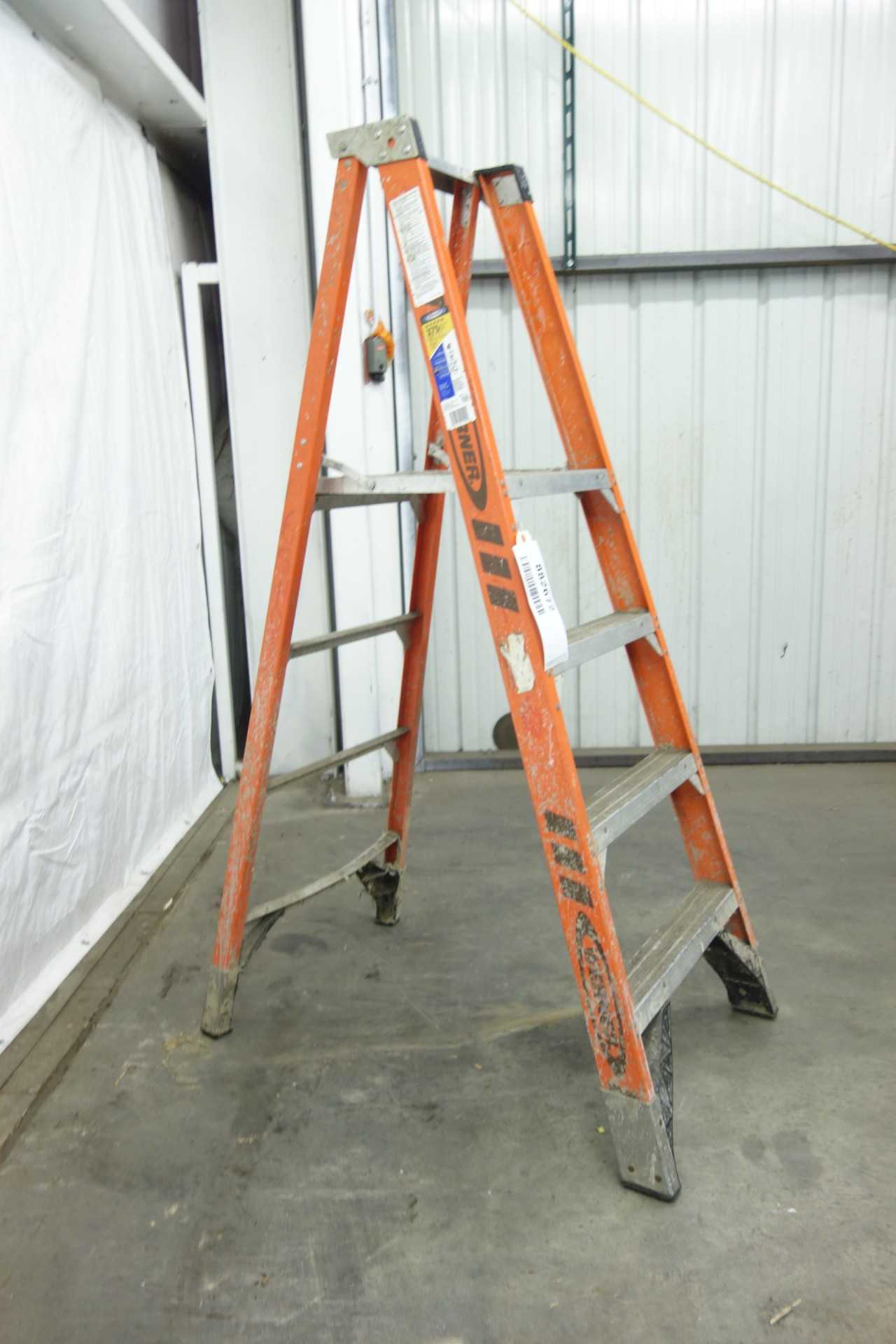 WERNER P7404 FIBERGLASS PLATFORM LADDER, 4 FEET - MATERIAL HANDLING