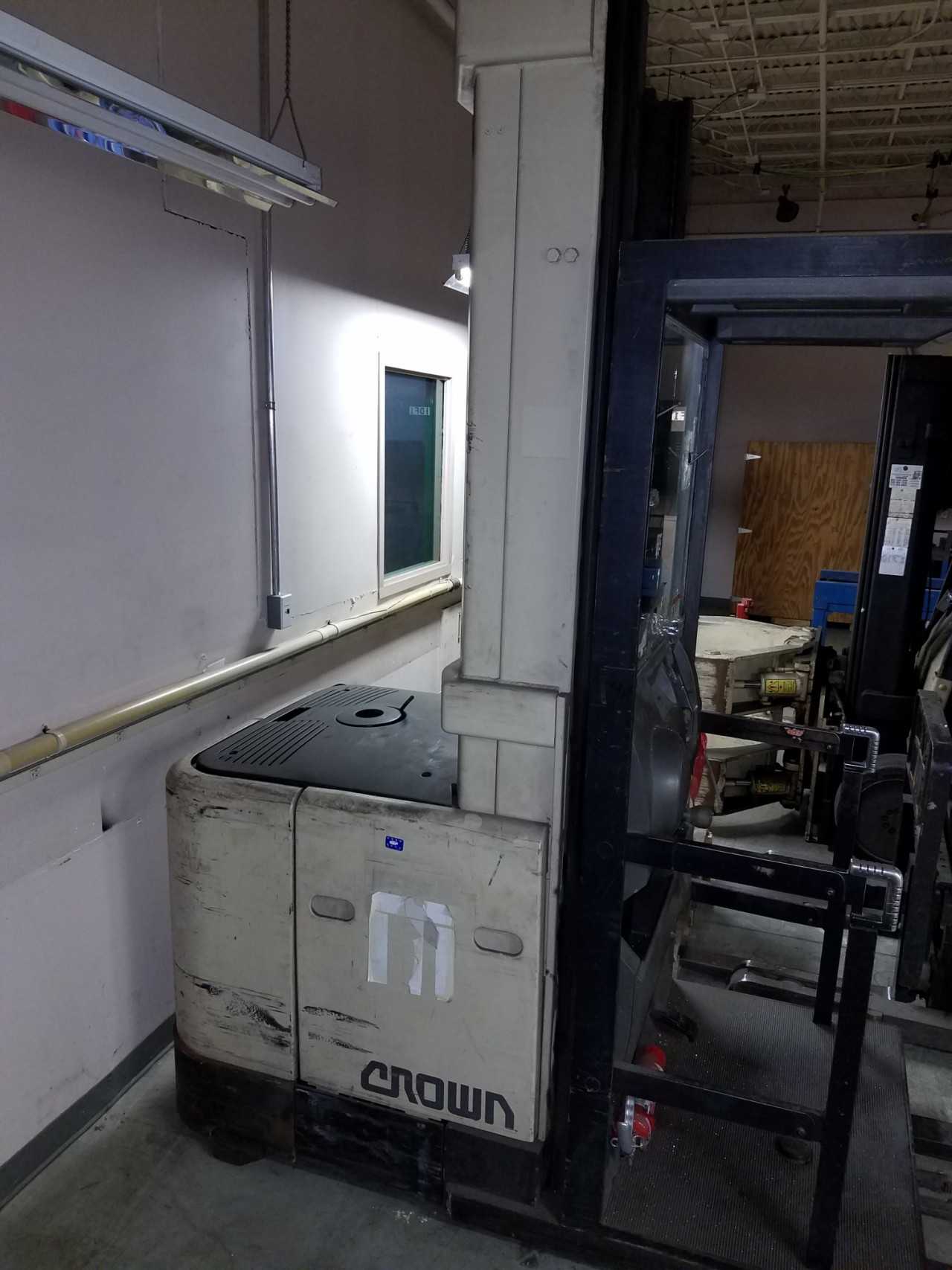 1999 Crown SP3020-30 order picker Omaha NE - ORDER PICKER