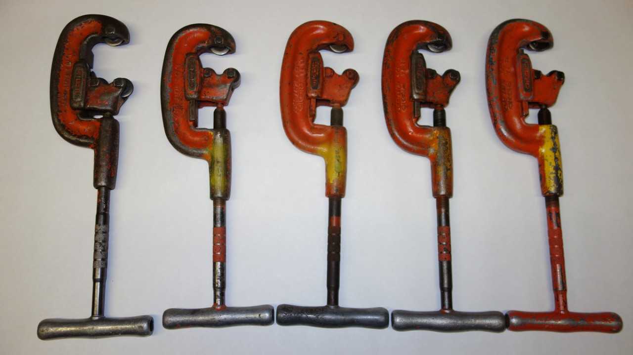 LOT OF 5 RIDGID 2A 1/2 TO 2 IN PIPE CUTTERS - HAND TOOLS
