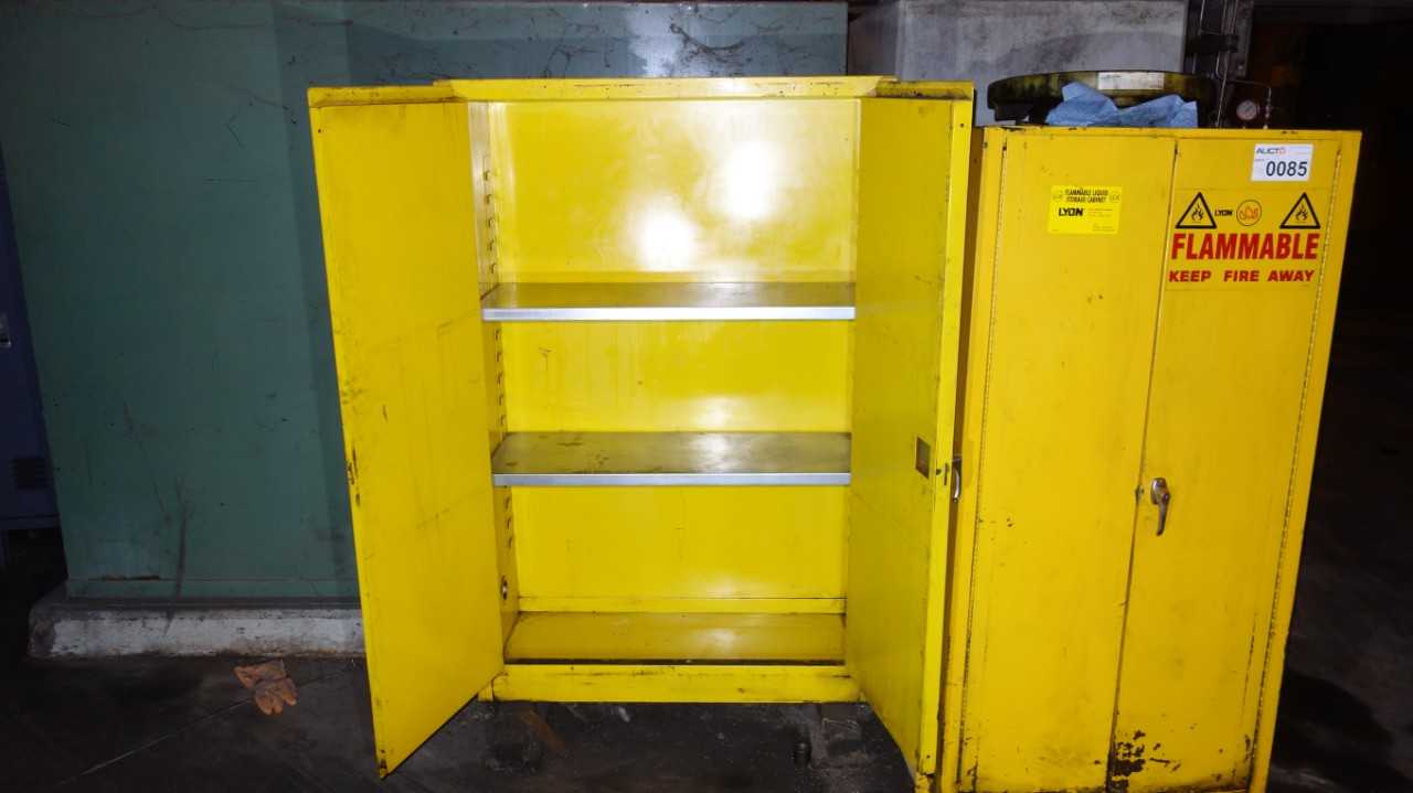 LYON FLAMMABLE FIRE SAFETY LIQUID STORAGE CABINET 2 DOOR - SAFETY EQUIPMENT