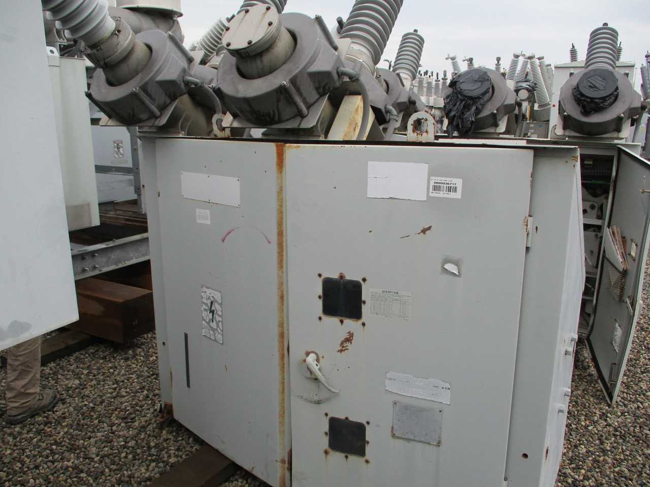 1987 Siemens SP SF6 Breaker. Type 48.3SP31.5. 48.3kv, 2500A - CIRCUIT BREAKERS