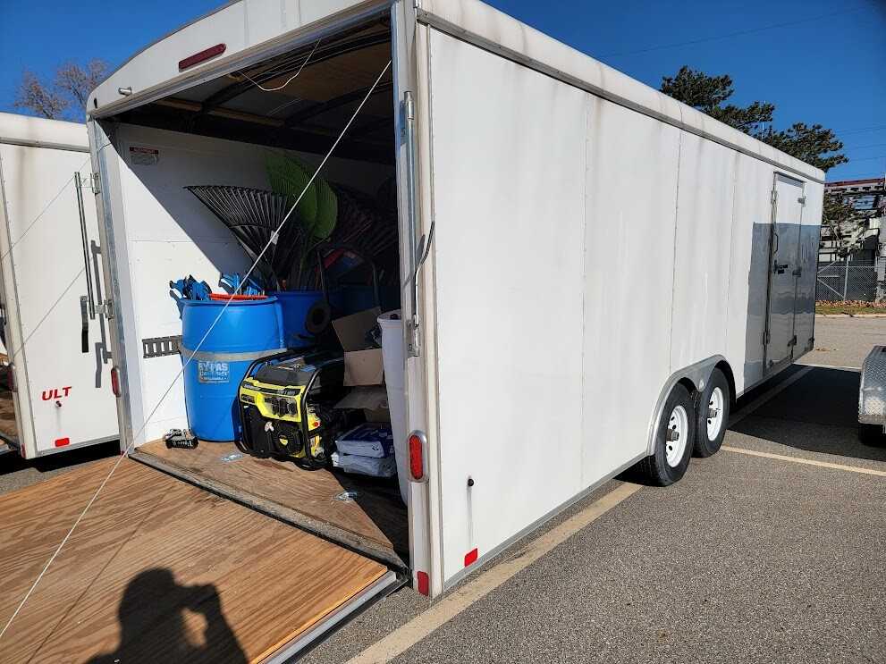 2016 UNITED EXPRESS TRAILER  30' Enclosed Utility Trailer Filled with Misc. Outdoor Equip - TRAILERS