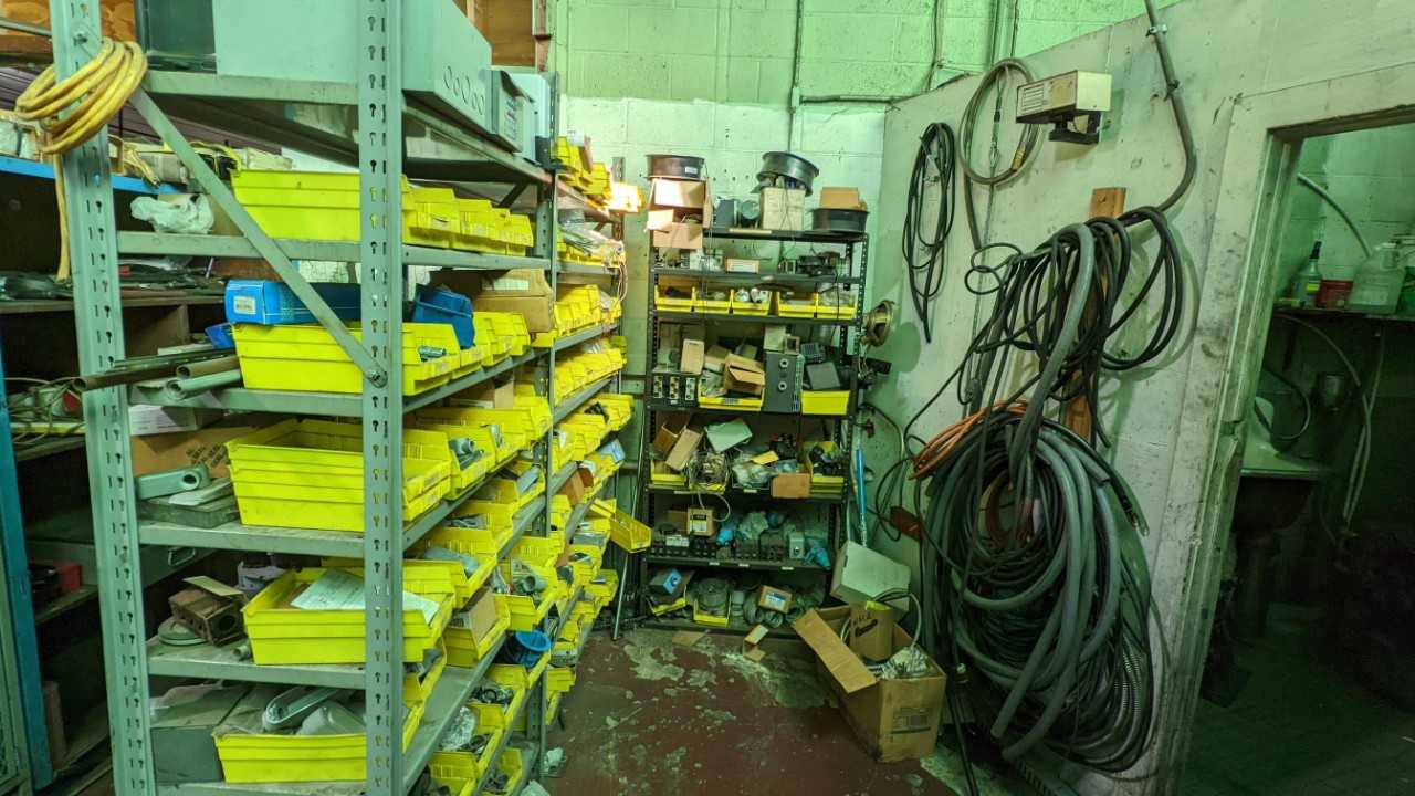 Lot of 10 shelves with contents - LIFTING EQUIPMENT
