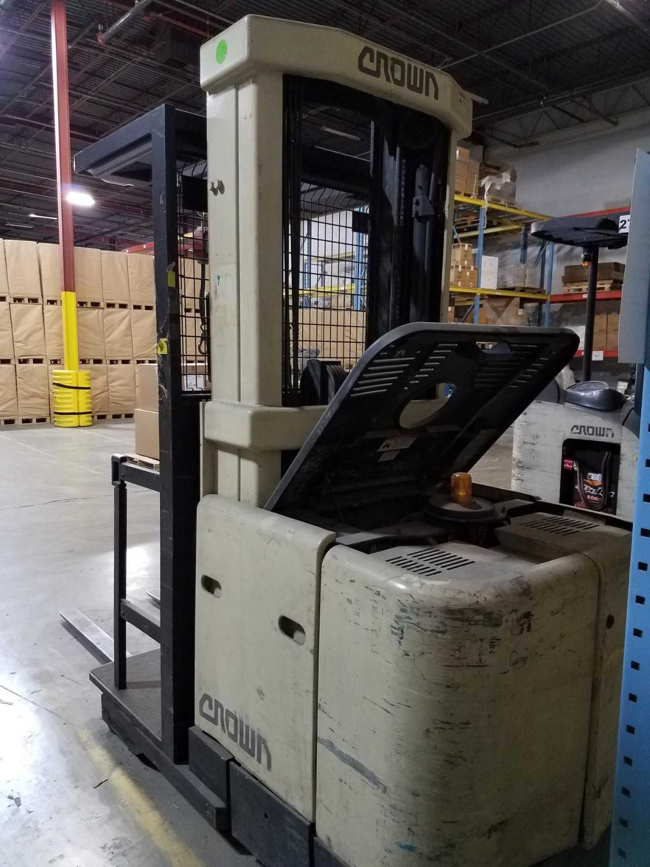 Crown SP-3000 order picker, Las Vegas, NV - ORDER PICKER