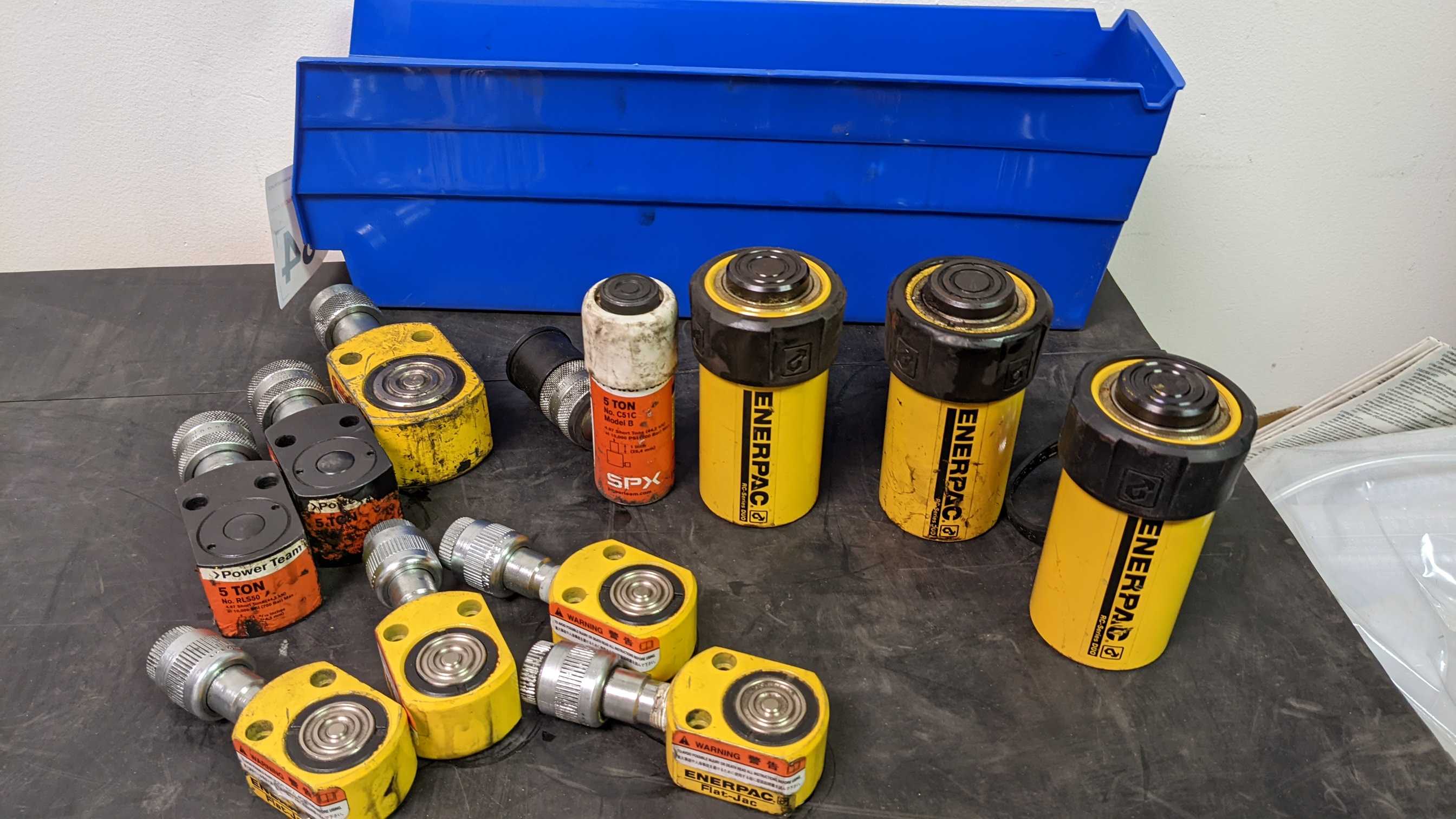 LOT OF HYDRAULIC RAMS - ELECTRIC POWER TOOLS