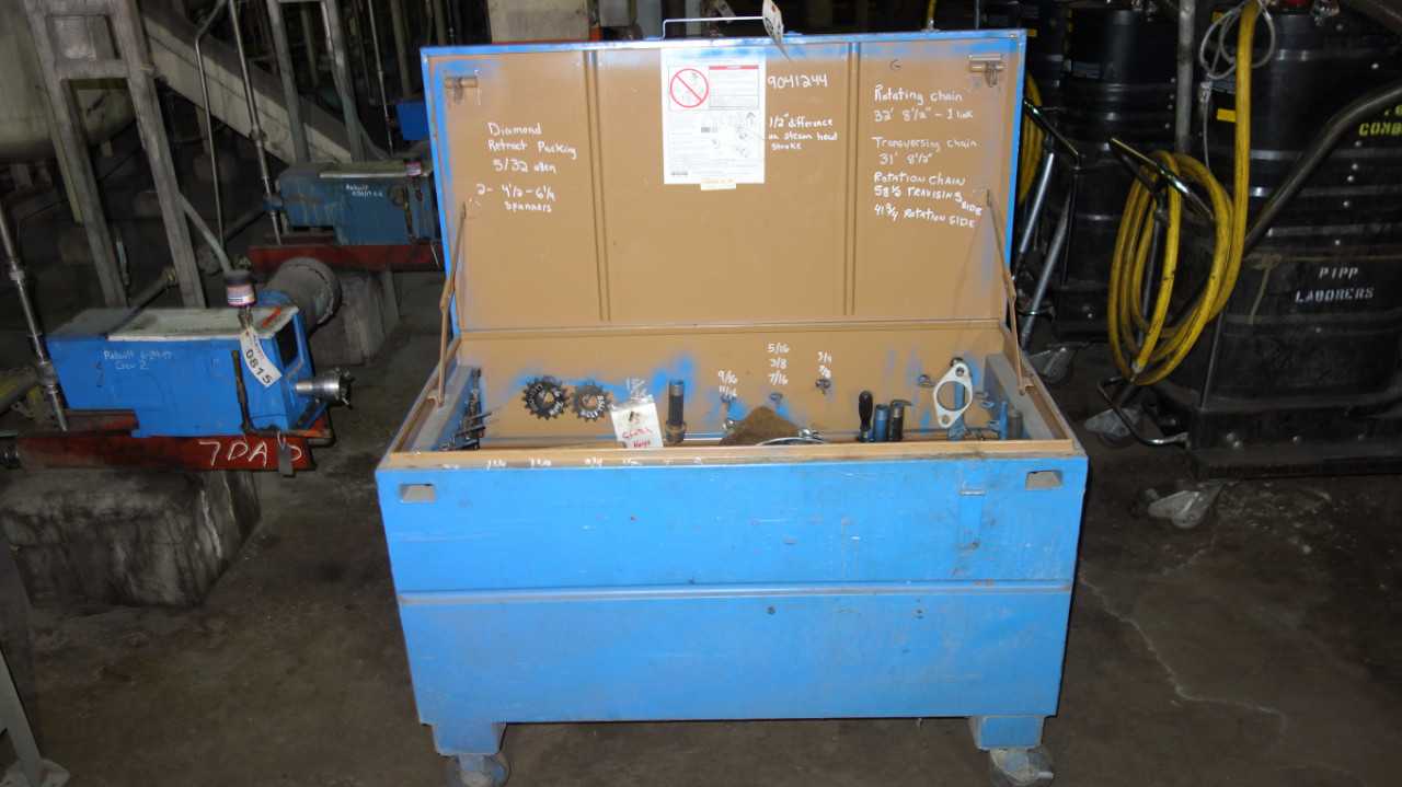 KNACK ROLLING TOOL BOX WITH TOOLS - MISCELLANEOUS