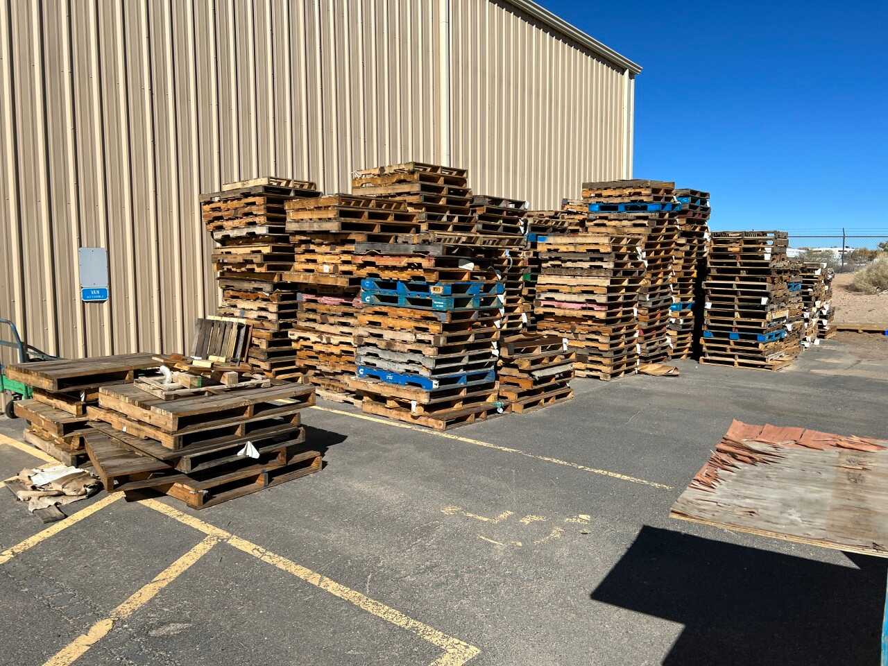 APPROX 400 ASSORTED WOOD PALLETS (NEW MEXICO) - INDUSTRIAL PARTS
