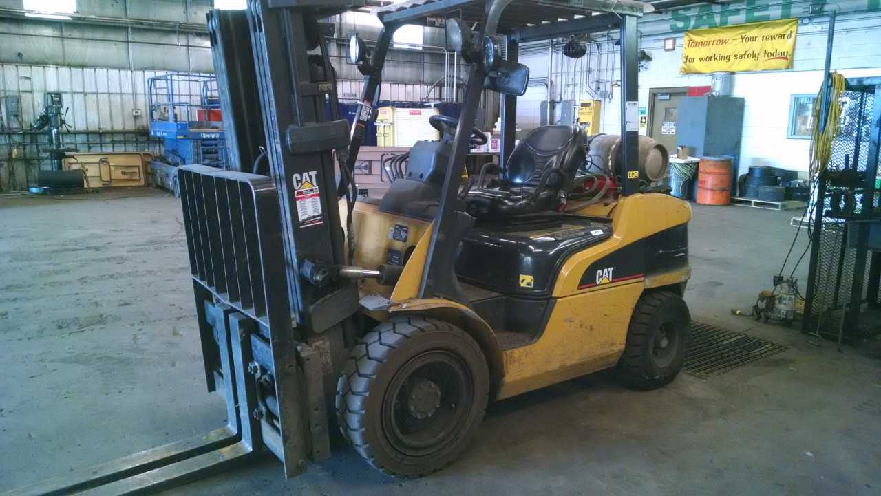 2004 Caterpillar P6000-LP Forklift - FORKLIFTS