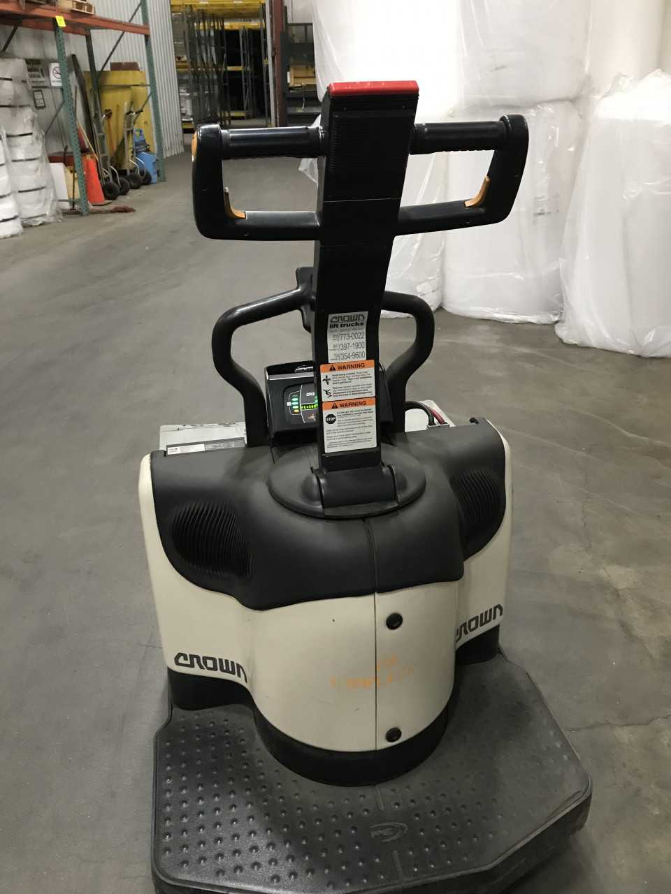 2009 Crown PE4500-60 rider pallet jack, Stevens Point, WI - MANUAL PALLET JACKS