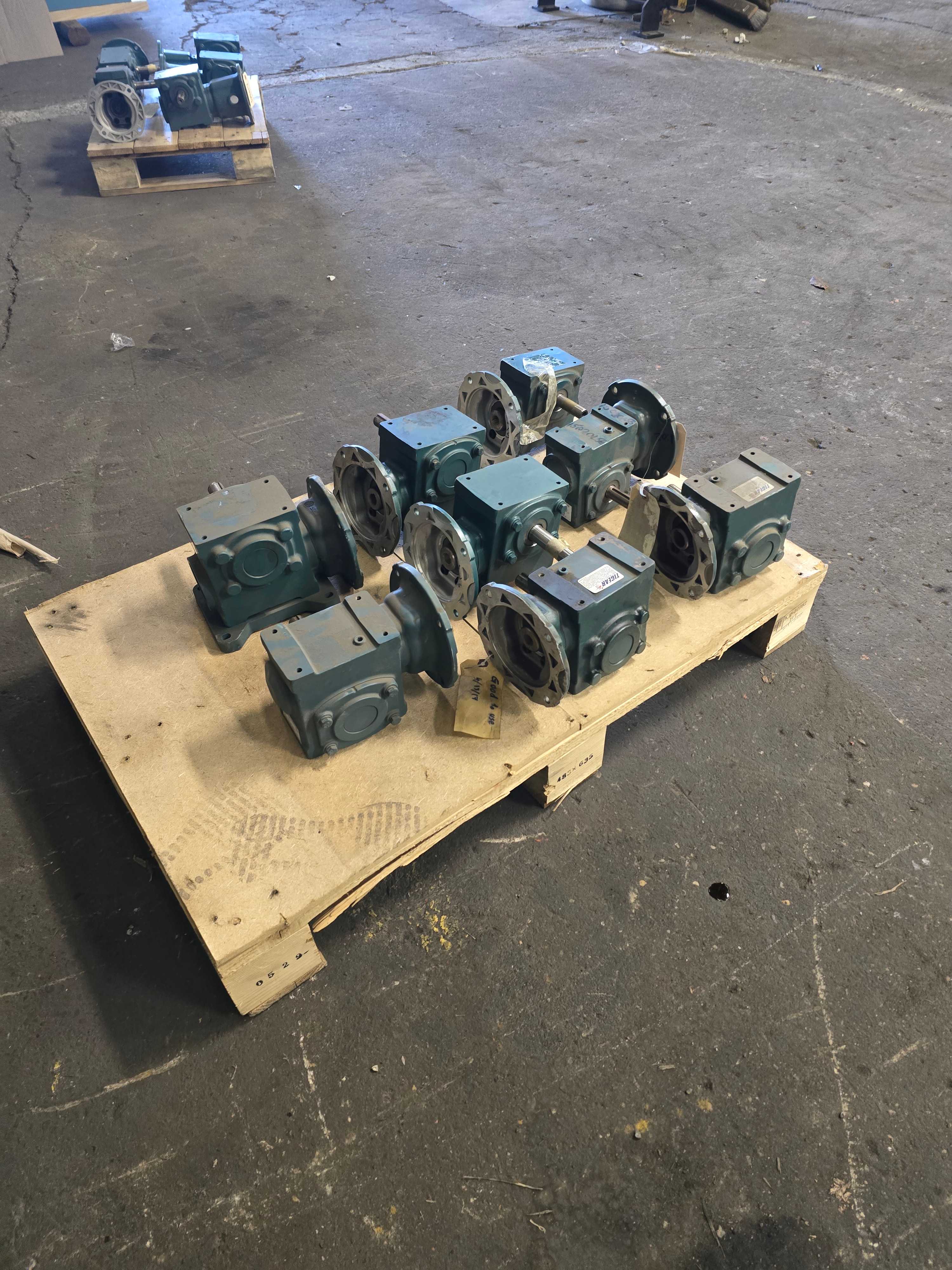LOT OF DODGE TIGEAR RIGHT ANGLE GEAR REDUCERS - QTY 8 - GEAR REDUCERS