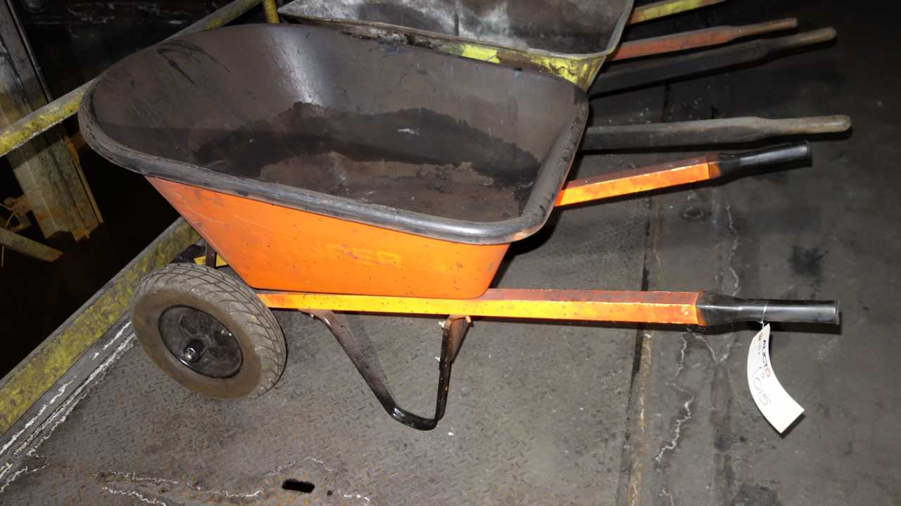 LOT OF 3 WHEELBARROWS - MISCELLANEOUS