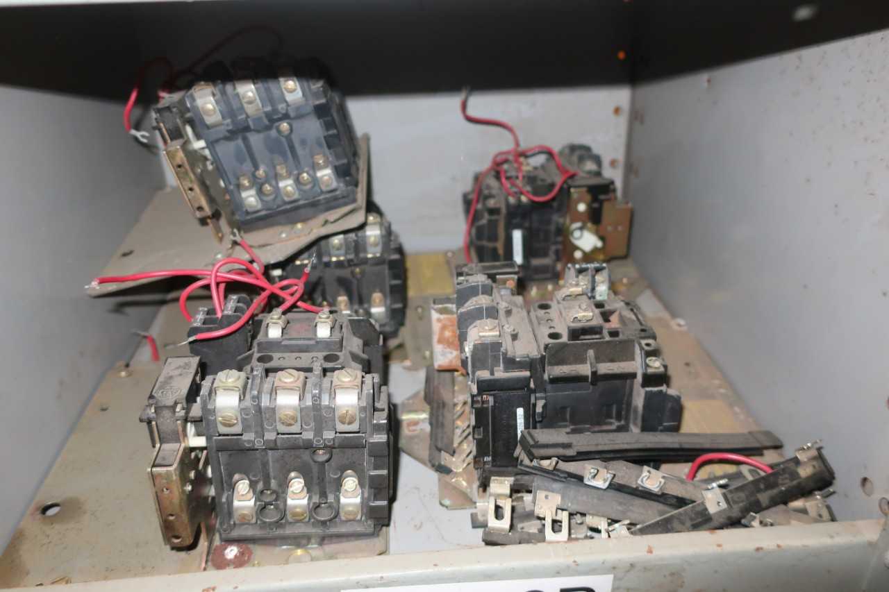 LOT OF ASSORTED MOTOR STARTERS AND RELAYS - ELECTRICAL COMPONENTS