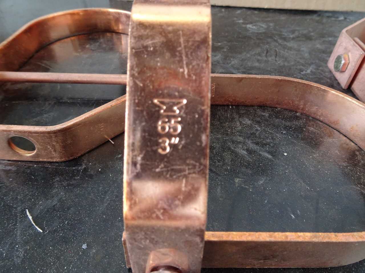 Approx 25, 3in copper Pipe hangers - WIRE MANUFACTURING