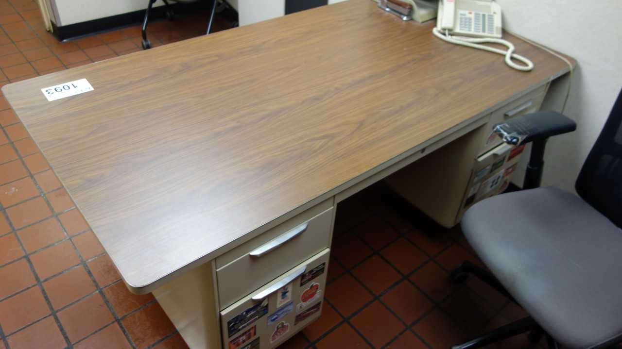 LOT OF FURNITURE, 2X TABLE, 1X CHAIR - PLANT & FACILITY