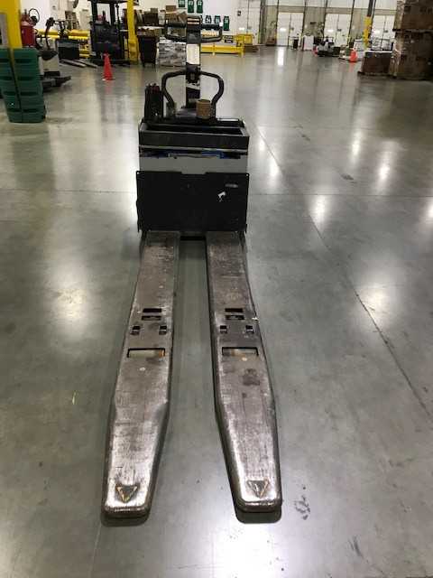 2005 Crown PE4000-60 rider jack, Hebron, KY - MANUAL PALLET JACKS