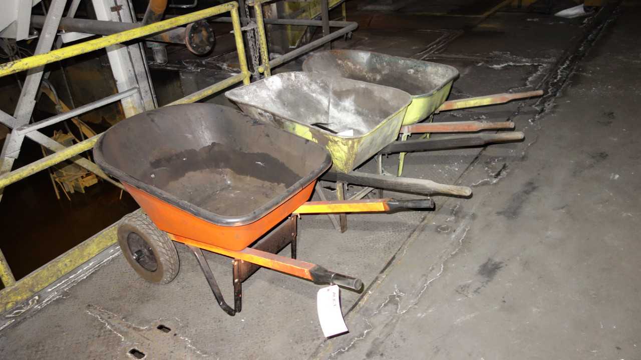 LOT OF 3 WHEELBARROWS - MISCELLANEOUS
