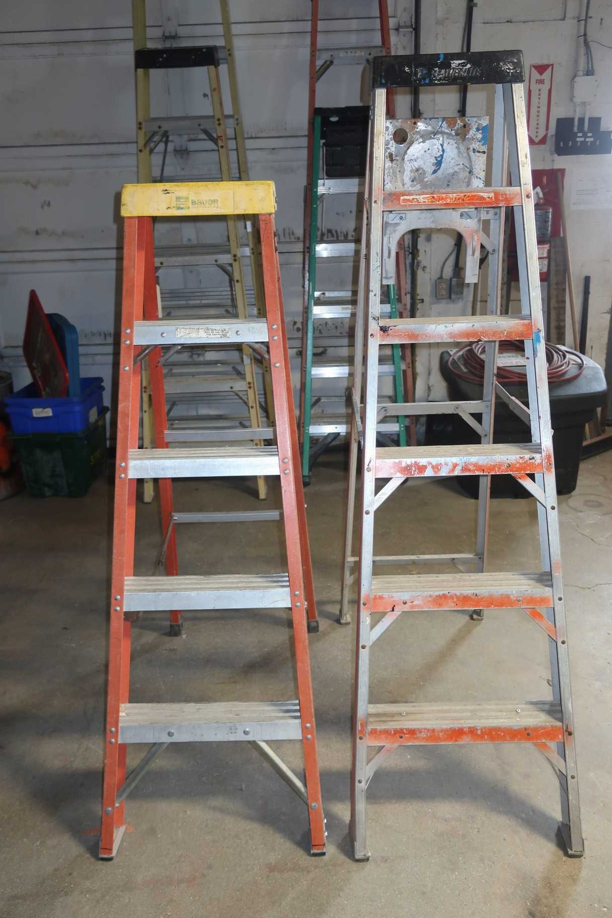 LOT OF 2 ASSORTED STEP LADDERS - MISCELLANEOUS