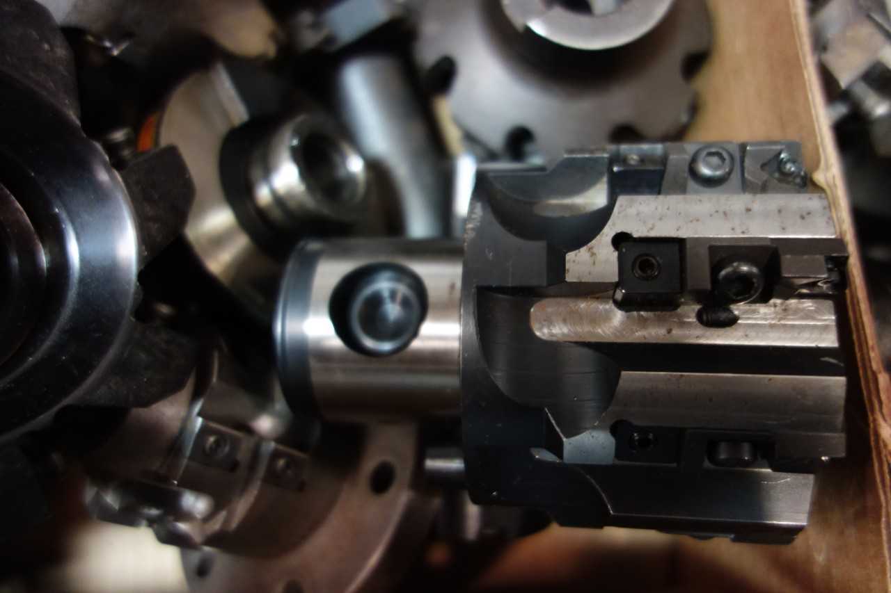 LOT OF ASSORTED SURFACE MILLS AND CUTTERS - SANDVIK, KOMET, KENNAMETAL - MACHINING ACCESSORIES & TOOLING