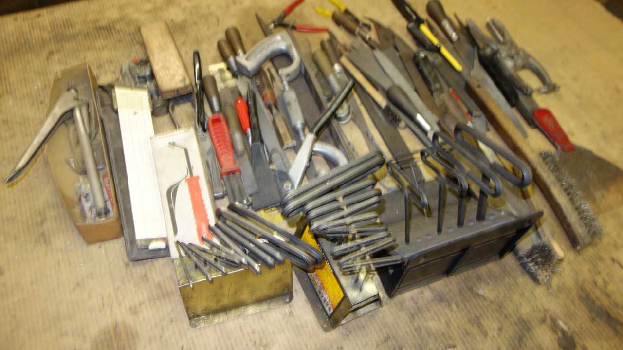 LOT OF ASSORTED GENERAL USE HAND TOOLS, FILES, HANDLE HEX KEY SETS, BRUSHES, CLAMPS, SCRAPPERS - HAND TOOLS