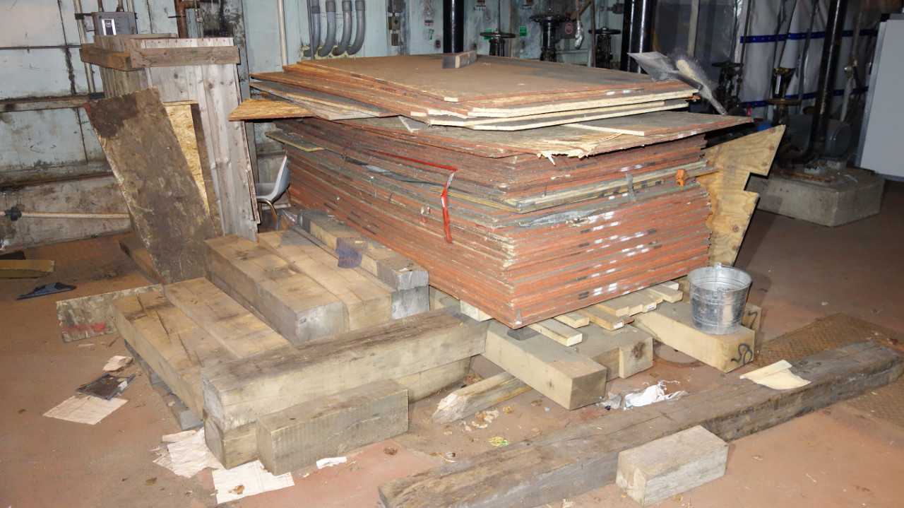 LOT OF ASSORTED RIGGING WOOD BLOCKS AND PLYWOOD - ELECTRIC POWER TOOLS
