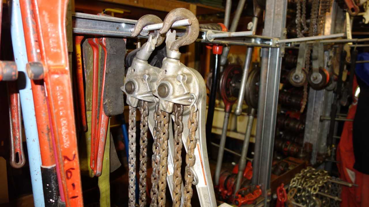 LOT OF 2 1 CHAIN 1 TON CHAIN HOIST COME ALONG - LIFTING EQUIPMENT