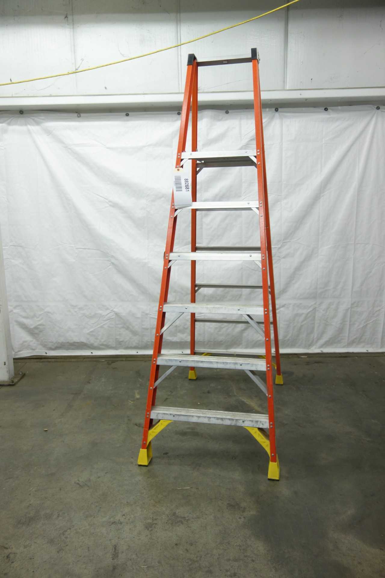WERNER P6206 FIBERGLASS PLATFORM LADDER, 6 FEET - MATERIAL HANDLING