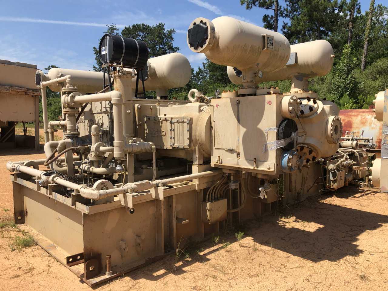 SURPLUS ARIEL JGZ/4 NATURAL GAS COMPRESSOR FRAMES/CYLINDERS - PALLET JACKS