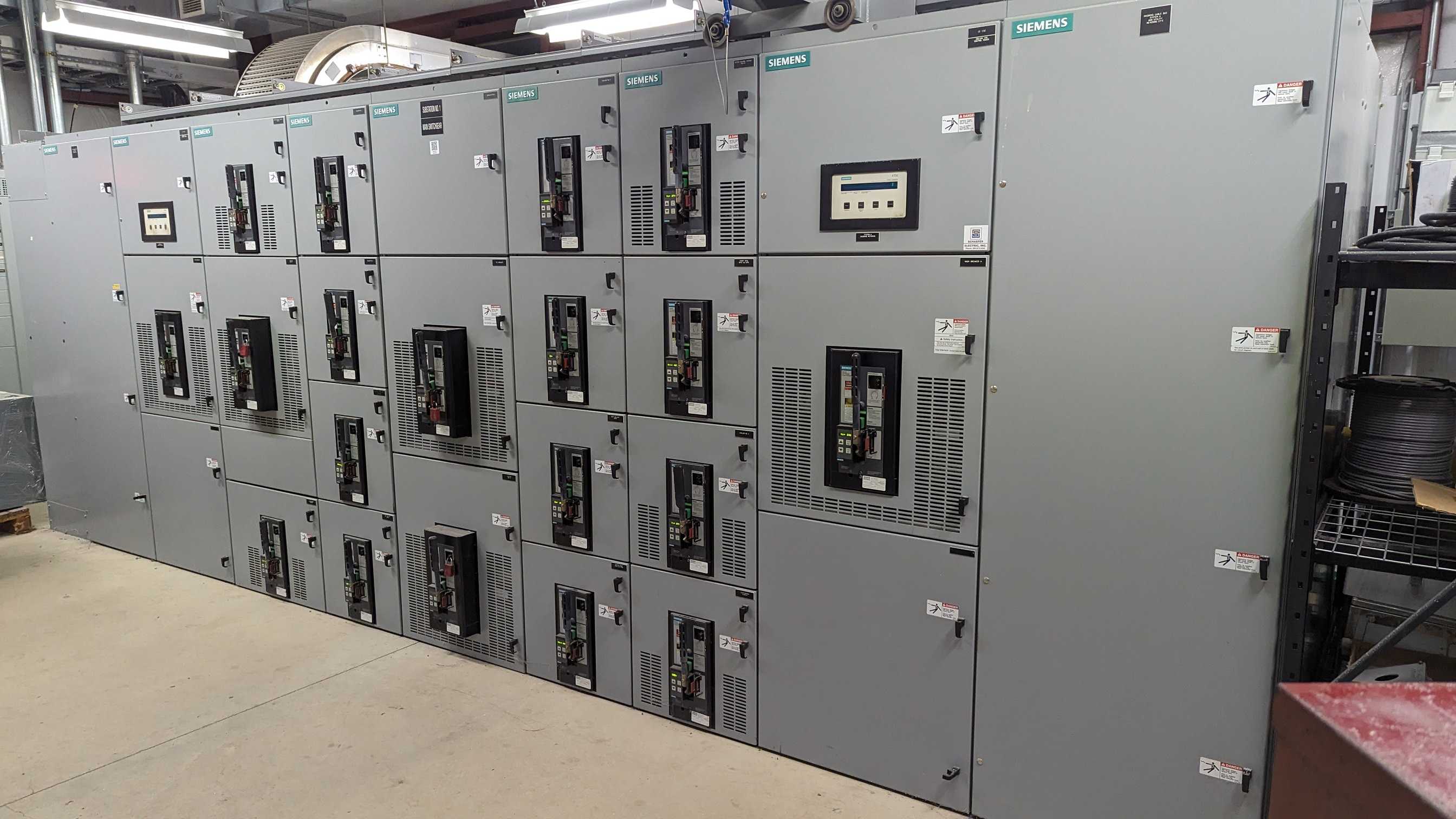 SIEMENS MAIN SWITCHGEAR WITH 19 SIEMENS LOW VOLTAGE CIRCUIT BREAKERS - CIRCUIT BREAKERS