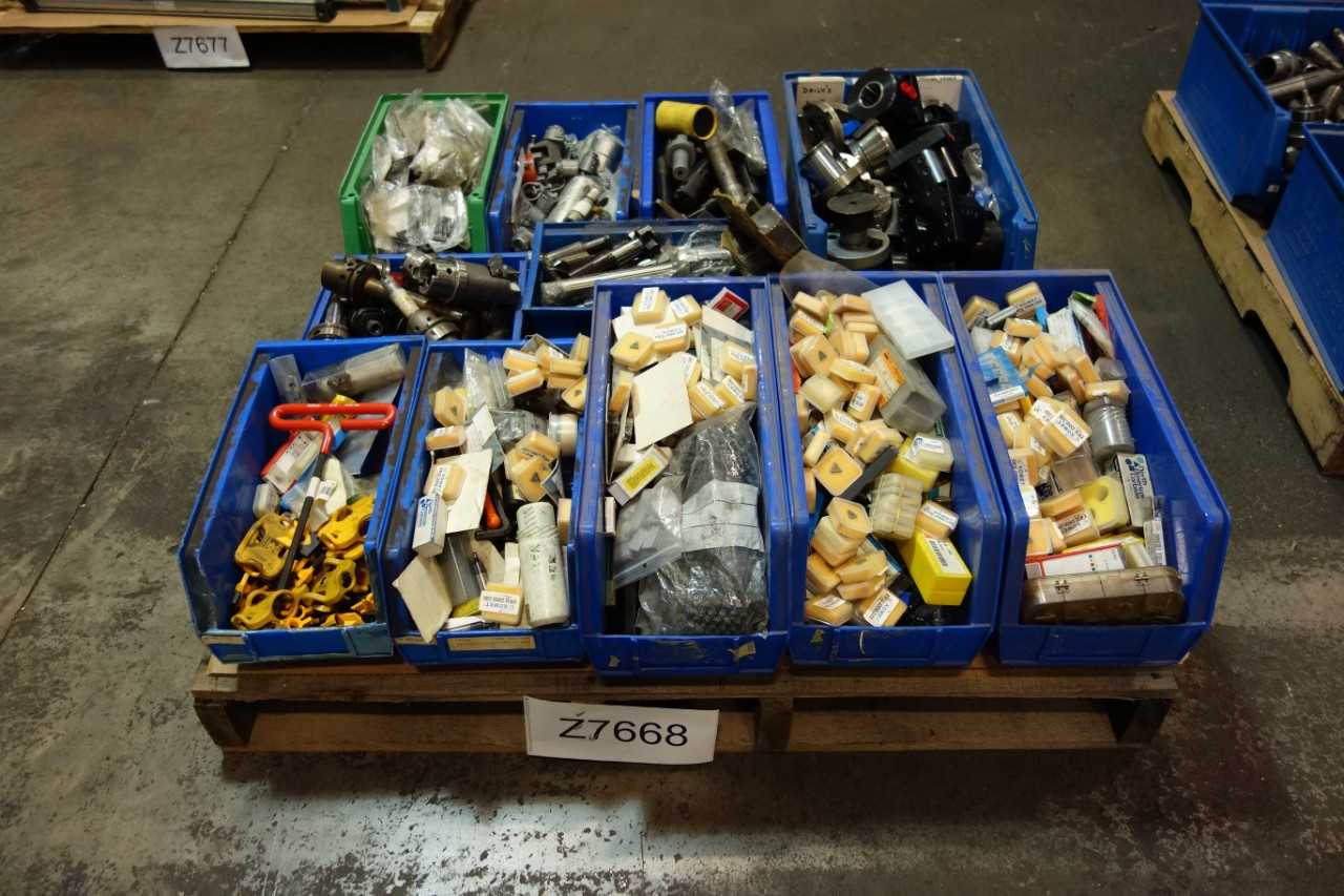 LOT OF ASSORTED CARBIDE TIPS, ATTACHMENTS, BITS, TOOLING EQUIPMENT- KENNAMETAL, KOMET, KYOCERA - MACHINING ACCESSORIES & TOOLING