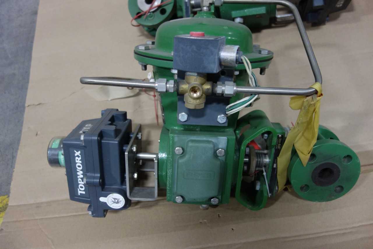 LOT OF 2 FISHER V300 PNEUMATIC 2052 300 STEEL FLANGED DXP-M21GSEB 1IN CONTROL VALVES - CONTROL VALVE