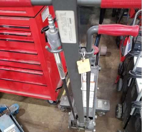 Gray Floor Service Jack, Model# FSL 200 - PLANT & FACILITY
