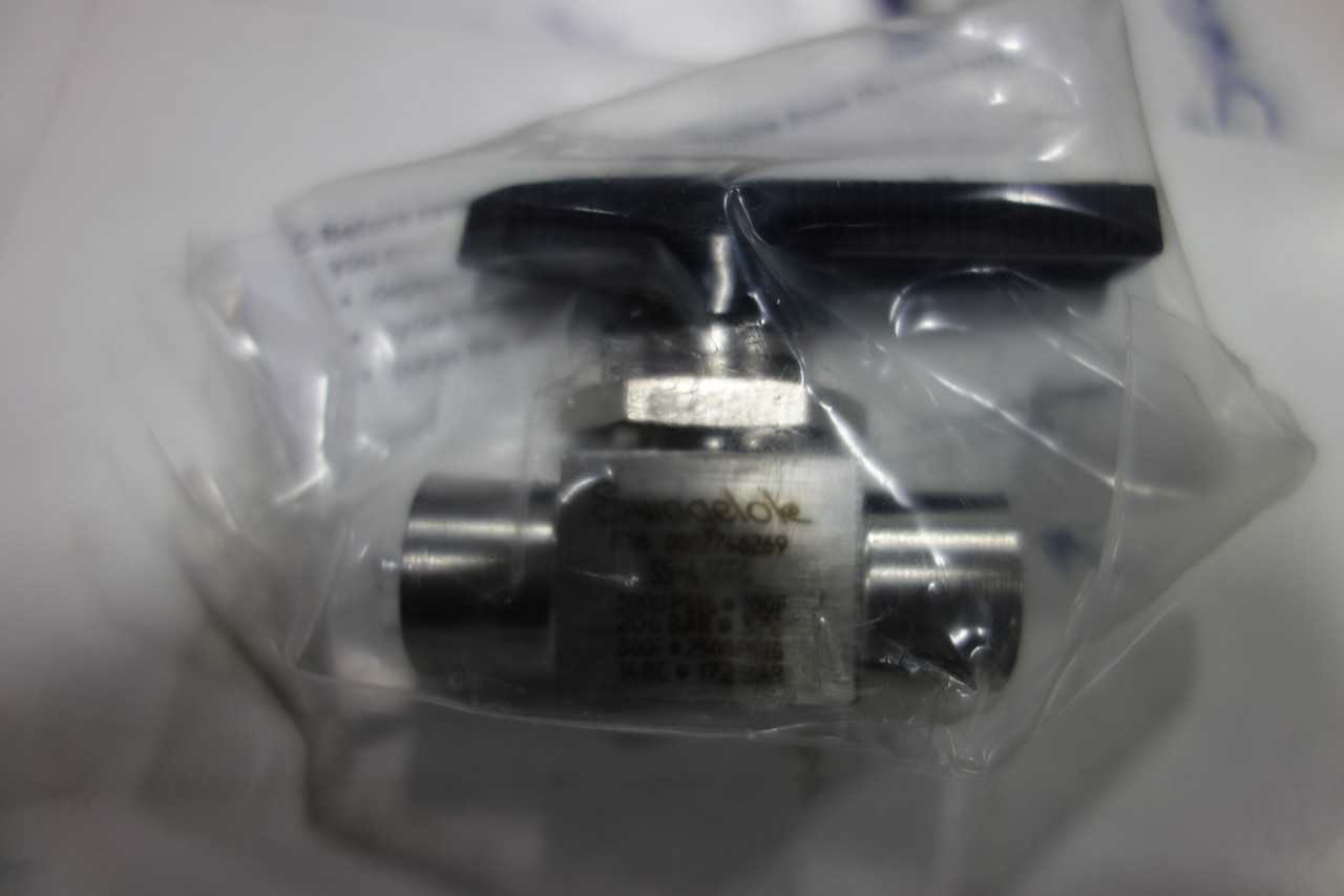2 TOTES OF SWAGELOK BOXES OF 5 MANUAL STAINLESS THREADED 1/4IN NPT BALL VALVES - BALL VALVE