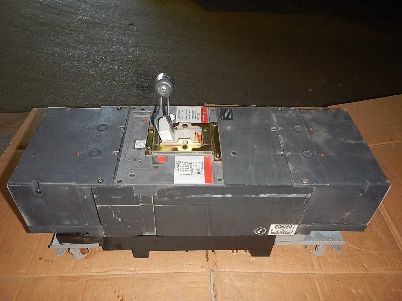 Lot of Two 800 Amp GE Circuit Breakers - CIRCUIT BREAKERS