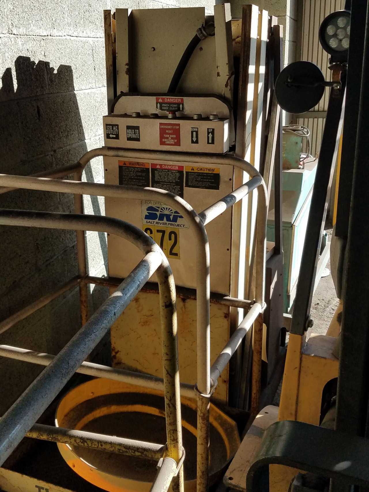 Repairable 300lb man lift, 21.5' height, 12V - ROLLING CARTS
