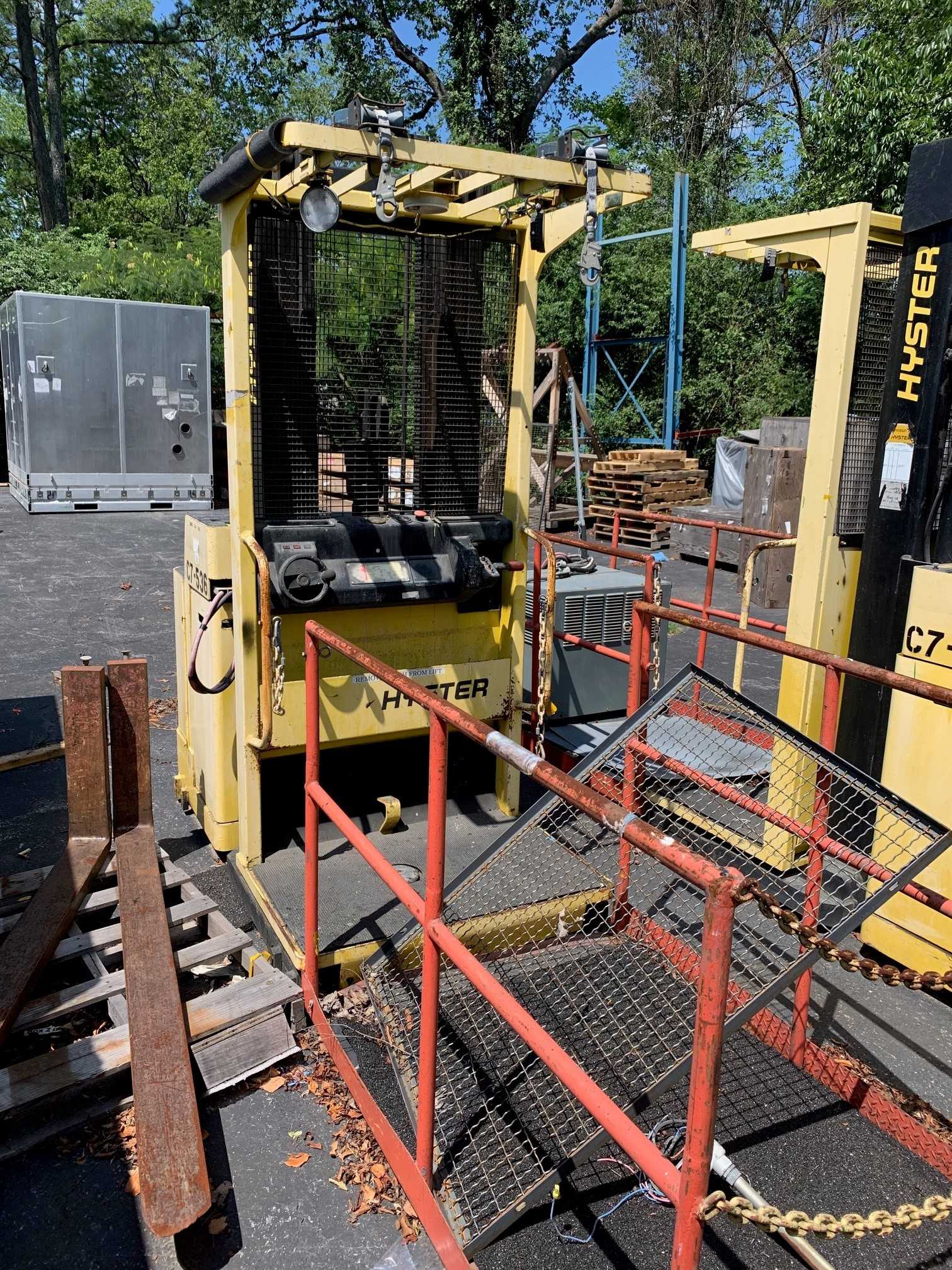 BULK LOT OF HYSTER R30 LIFT TRUCKS WITH CHARGER - QTY 2 TRUCKS, 1 CHARGER - FORKLIFTS