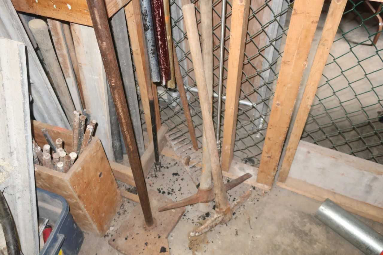 LOT OF ASSORTED ASPHALT TOOLS, PICKAXE, ASPHALT RAKE LUTE, MATTOX - ELECTRIC POWER TOOLS
