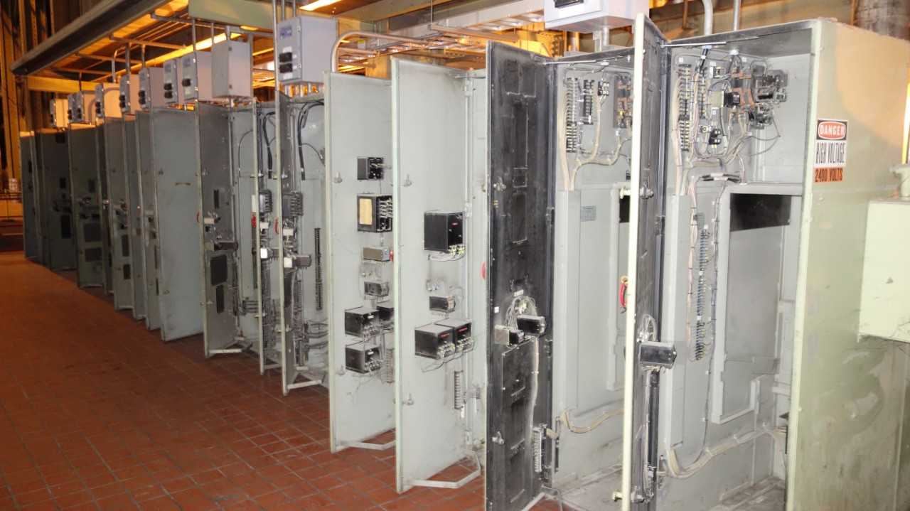21X SECTIONS WESTINGHOUSE METAL CLAD SWITCHGEAR CABINET W/ 3X WESTINGHOUSE 50DH250D 1200A 4.76KV BREAKERS DELAYED REMOVAL - SWITCHGEAR