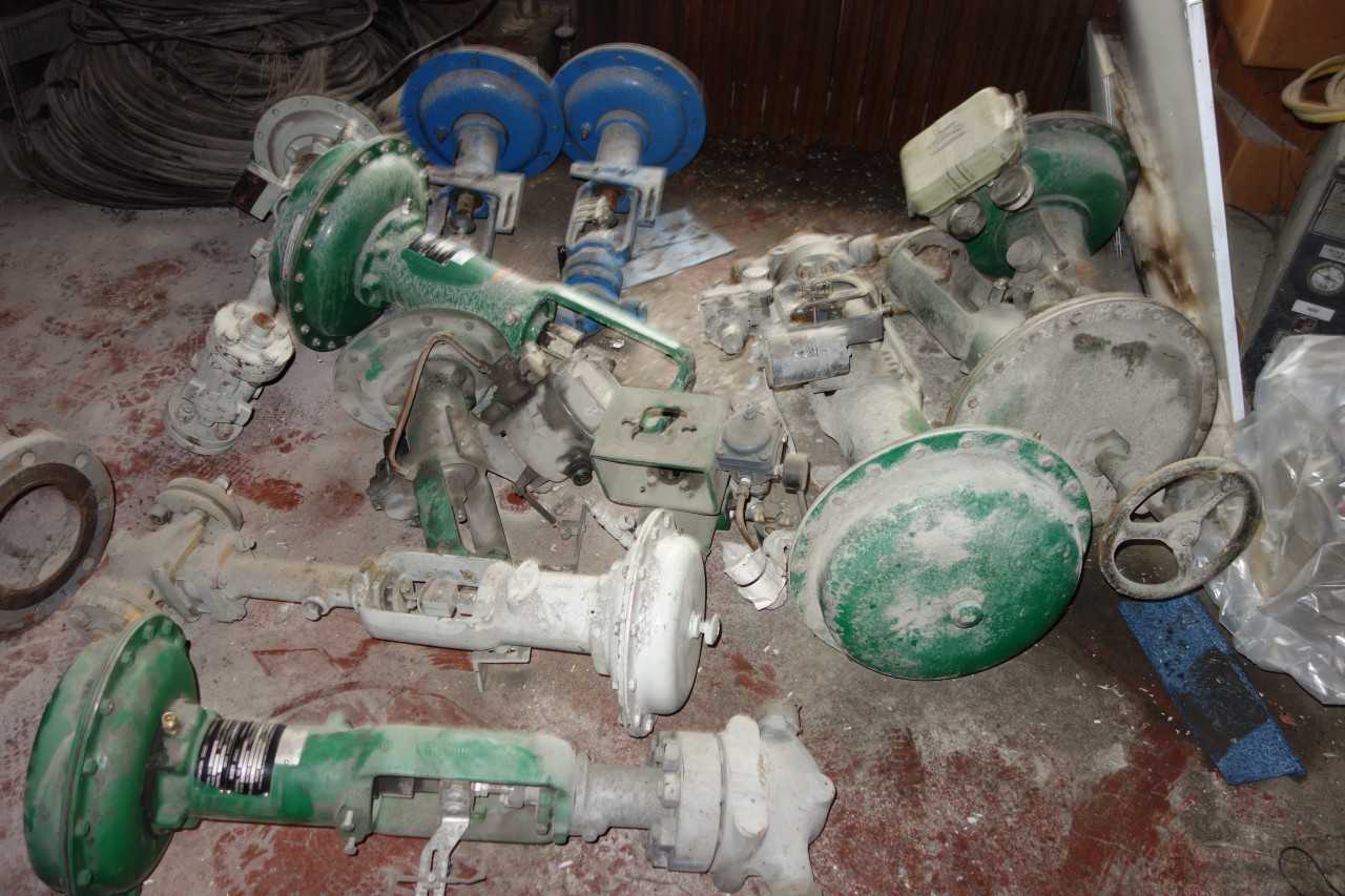 ASSORTED LOT OF FISHER CONTROL VALVES AND ACTUATORS V150 HPS EZ - CONTROL VALVE