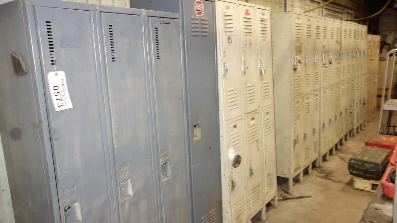 ASSORTED LOT OF 22 SINGLE AND DOUBLE DOOR LOCKERS WITH CONTENTS - TOOL STORAGE