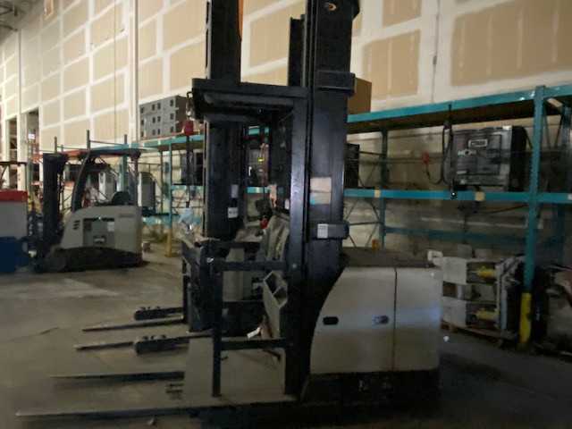 2007 Crown SP3401 order picker, Livonia (Detroit), MI - ORDER PICKER 2007 Crown SP3401 order picker, Livonia (Detroit), MI - ORDER PICKER