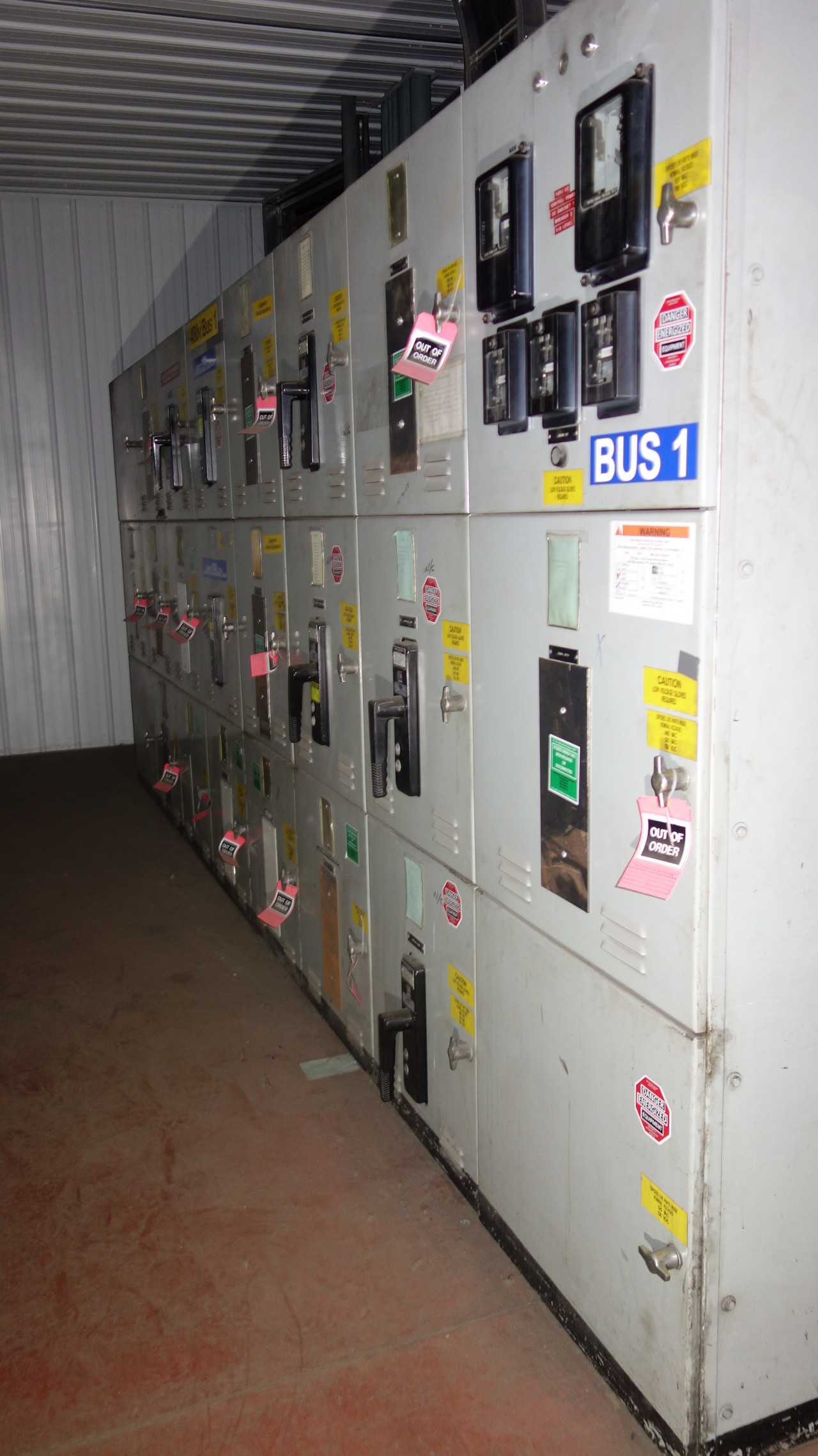 8X SECTIONS OF GENERAL ELECTRIC AK BREAKER PANELS - CIRCUIT BREAKERS