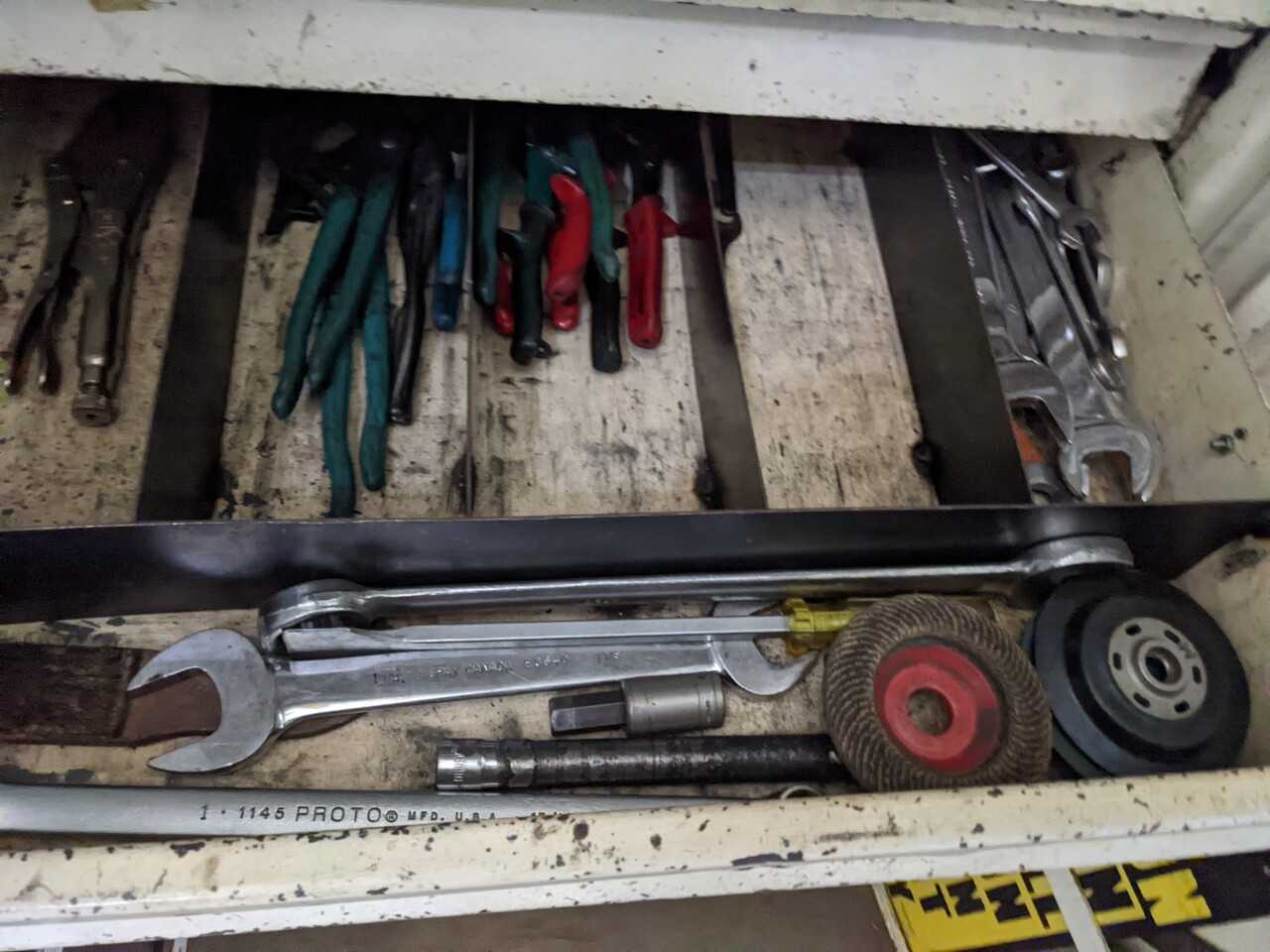 6 DRAWER TOOL CABINET LOCKER WITH CONTENTS, ASSORTED TOOLS, DRILL BITS, ALLEN KEYS, WRENCHES, FILES, SOCKET SETS, CUTTERS - HAND TOOLS