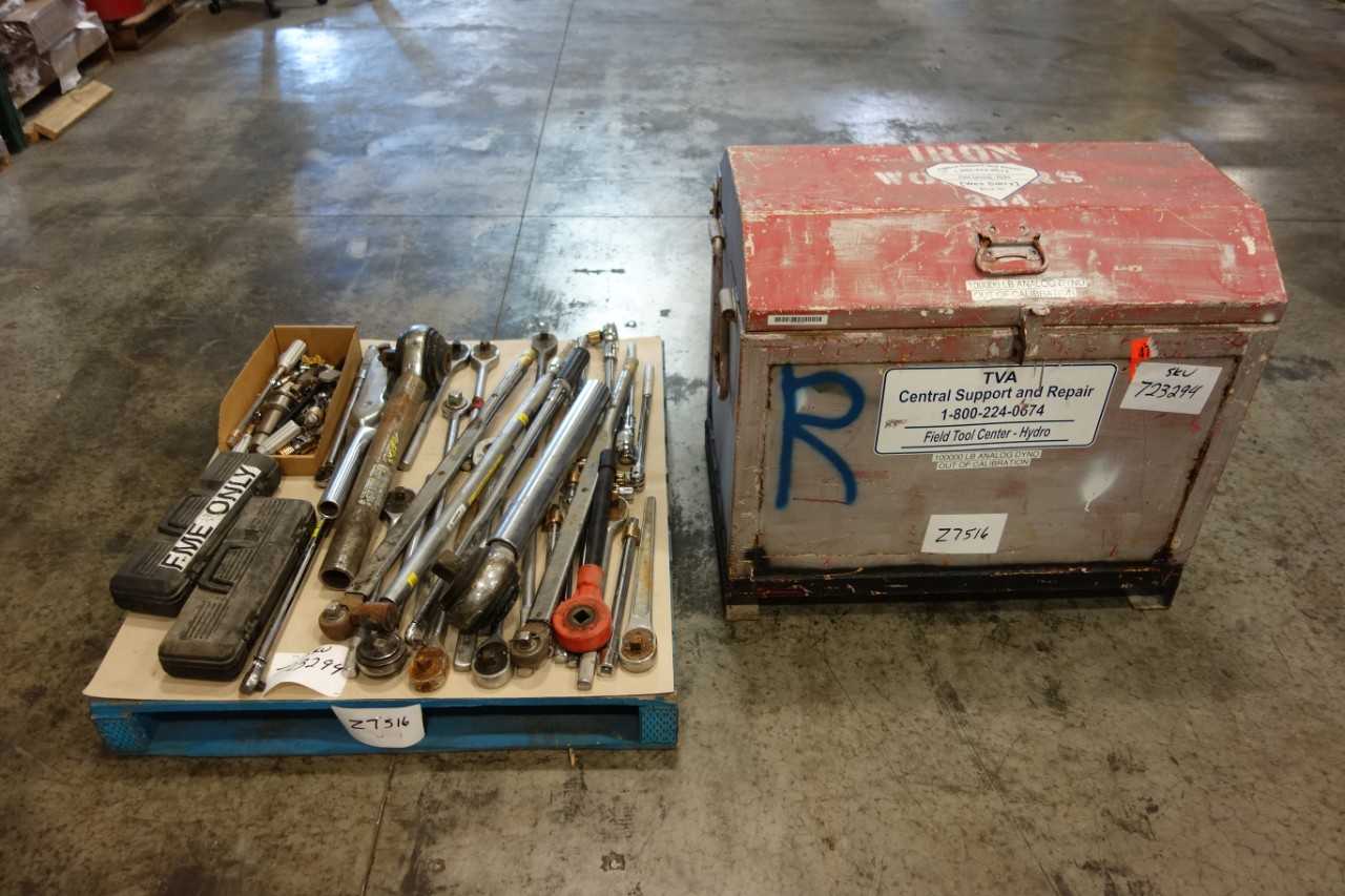 LOT OF 2 ASSORTED CONSTRUCTION EQUIPMENT/ TORQUE WRENCH,BREAKER BAR,CRANE ATTACHMENT - HAND TOOLS